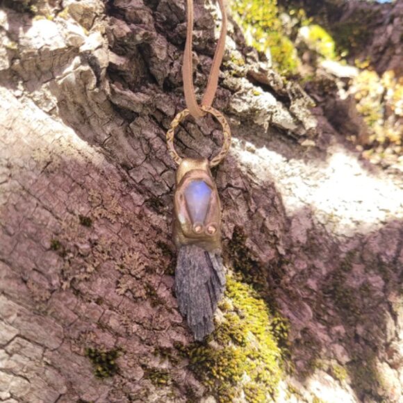Black kyanite coffin rainbow moonstone witch pendant - Picture 3 of 3